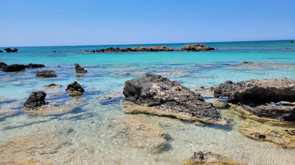 Rochers et eau rose d'Elafonisi en lumière matinale, Crète